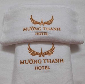 khăn khách sạn thiêu logo